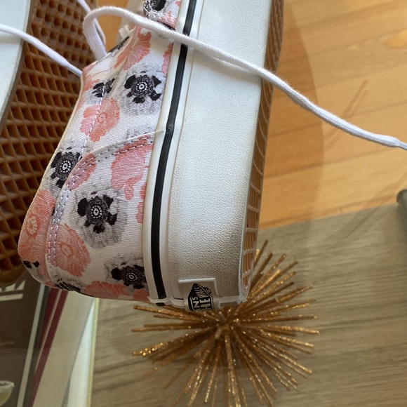 Euc vans canvas sneakers with platform. - Picture 4 of 6